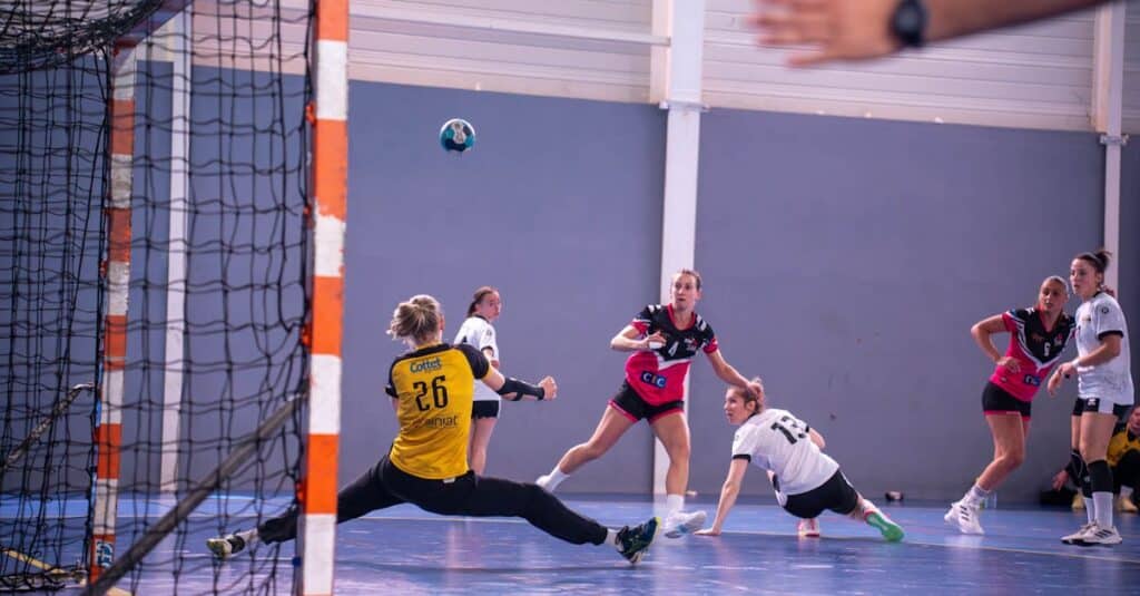 découvrez l'univers captivant du handball, un sport d'équipe dynamique qui allie rapidité, stratégie et passion. apprenez les règles du jeu, suivez les actualités des compétitions et trouvez toutes les informations nécessaires pour vous initier ou approfondir vos connaissances sur cette discipline palpitante.